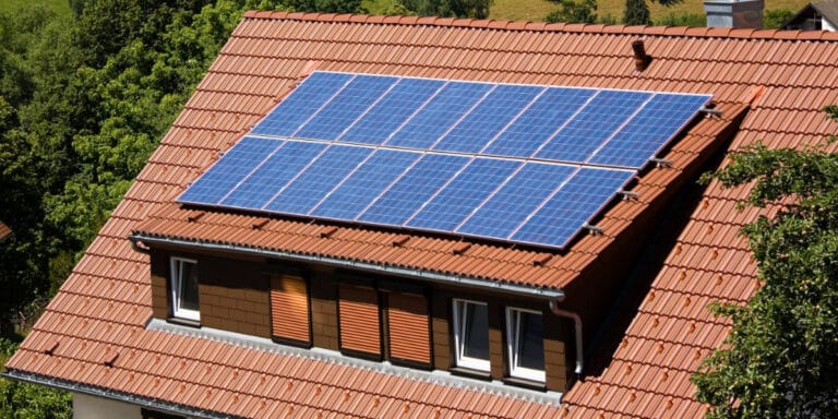 Installation de panneaux photovoltaïques sur le toit d’une maison, pour produire une énergie solaire durable et écologique.